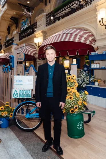 Виктория Шелягова (в образе мамы Дяди Фёдора), Яна Рудковская, Екатерина Солоцинская и Юлия Барановская посетили открытие кафе 