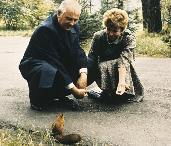 Генеральный скретарь ЦК КПСС Михаил Горбачев с супругой Раисой в Красноярском крае. 12 сентября 1988 года 