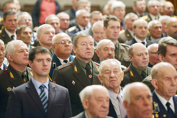 В Минске проходит съезд общественного объединения "Белорусский союз офицеров" В Минске 22 ноября проходит IХ Съезд общественного объединения "Белорусский союз офицеров". В мероприятии принимают участие более 300 делегатов, а также должностные лица Минобороны и Генерального штаба Вооруженных Сил, органов государственного управления, представители общественных объединений и организаций Беларуси.  На снимках:  1-9. во время открытия съезда. Фото Наталии Абложей, БелТА.