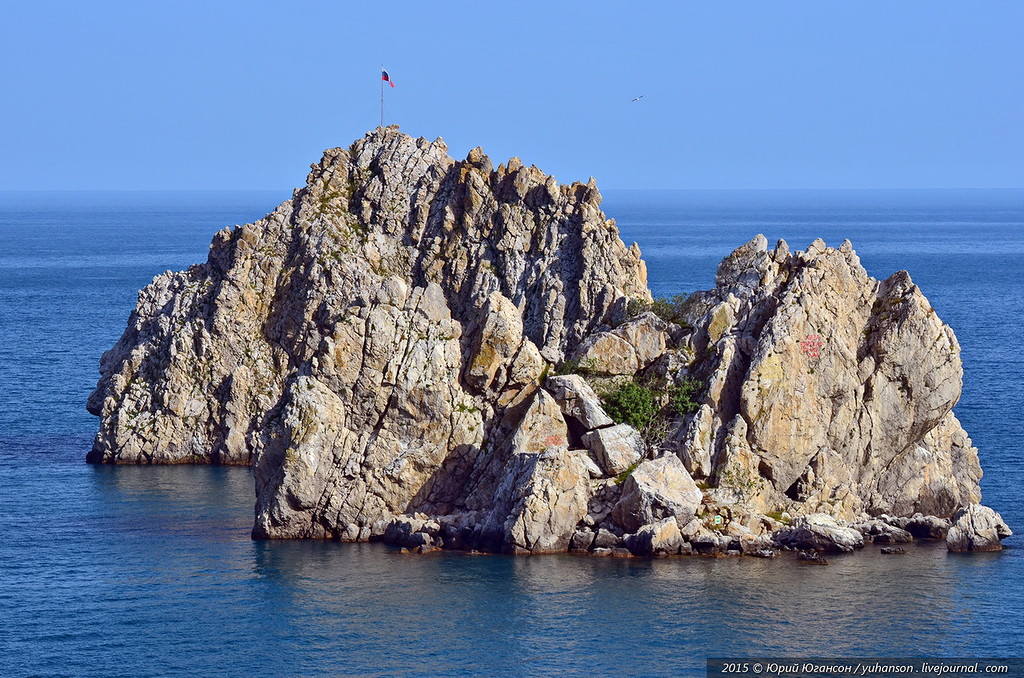 Остров крым. Дикий остров в Крыму. Остров Крым фото. Маленькие острова в Крыму.