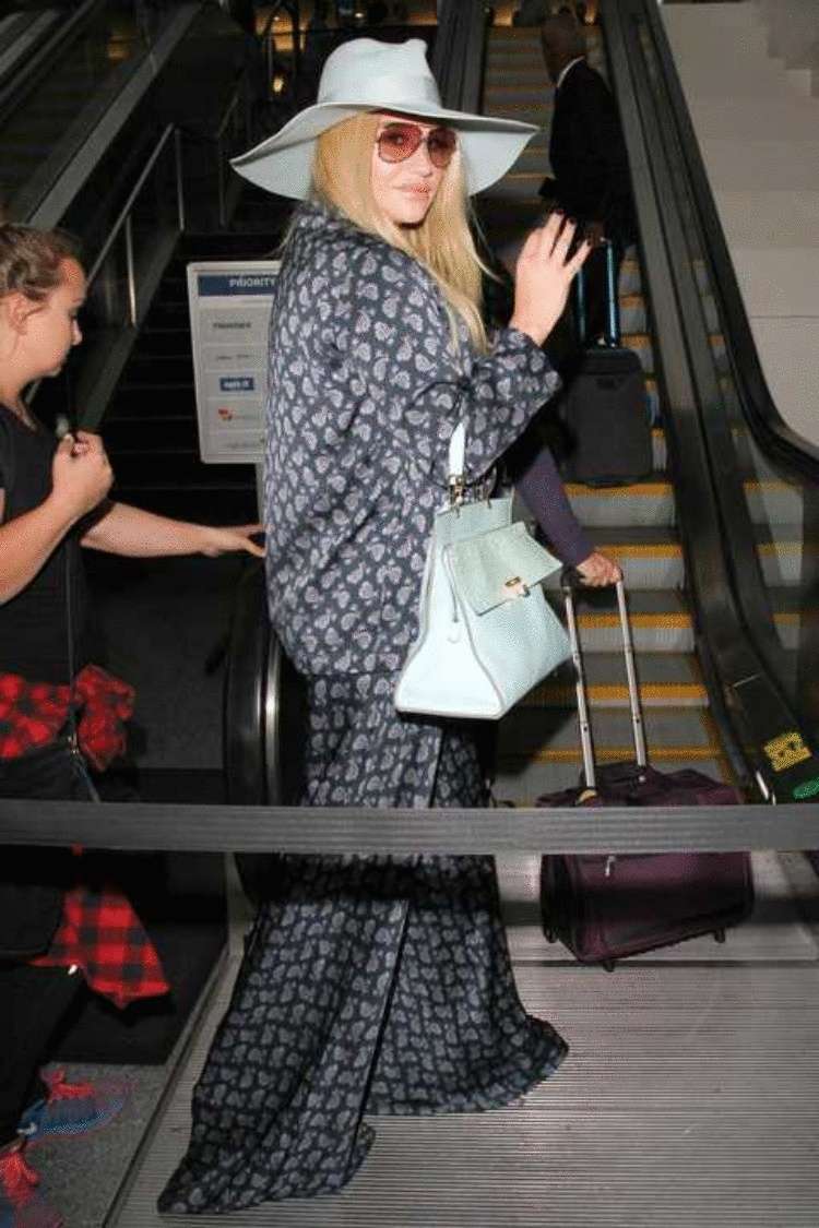 15 раз, когда кто-то из знаменитостей сильно перемудрил с нарядностью платья 15 раз, когда кто-то из знаменитостей сильно перемудрил с нарядностью платья