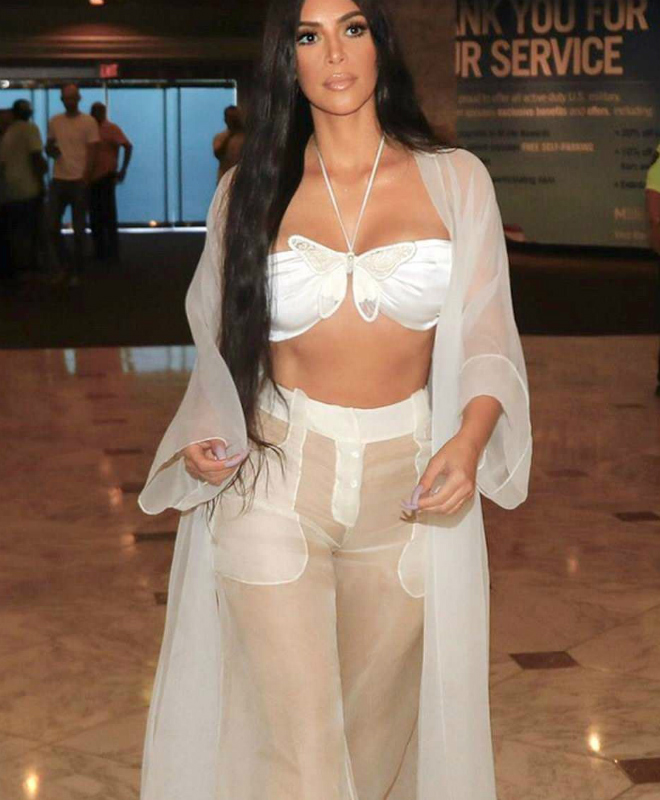 Ким Кардашьян в прозрачном белье шокировала гостей элитного ресторана Культура