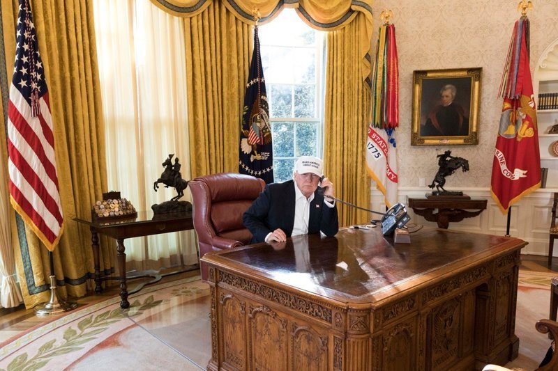 Всё началось с этого снимка из Белого дома, где Трамп сидит за столом в Овальном кабинете. Пресс-служба Белого дома тогда сделала рассылку под названием "Фотографии президента Дональда Трампа за работой во время правительственного кризиса". Дональд Трамп, Трамп, кризис, президент, работа, рабочее место, сша, фото