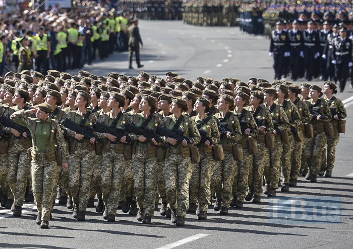 Новые марши. Парад в Киеве. Парад в Киеве женщины военные. Военный парад на Крещатике. Марш новой армии Украины.