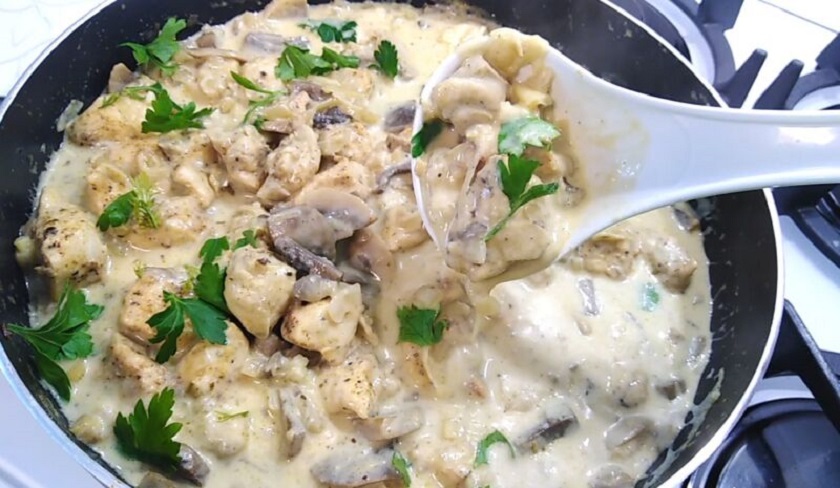Курица с грибами в сметанном соусе: вкусный ужин на сковороде