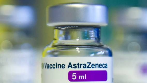 В ответ на беспокойства о побочных эффектах Борис Джонсон заявил, что вакцина AstraZeneca безопасна