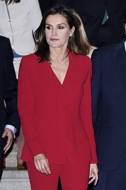 Королева Летиция в ярком образе на церемонии вручения премий в Касересе Королева Летиция в ярком образе на церемонии вручения премий в Касересе Монархии