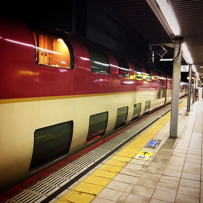 Японские ночные поезда выглядят совершенно обыкновенно снаружи, но не внутри велотуризм