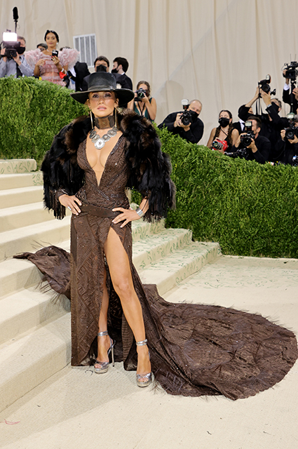 Met Gala 2021: Дженнифер Лопес, Эмили Ратажковски, Lil Nas X и другие на красной ковровой дорожке состоялось, наряды, Сегодня, приготовил, своей, образ, повторила, Moschino, Лудес, Мадонны, Versace, образов, разных, матрешку, также, можно, рэпер, дорожке, раздеванием, повторить