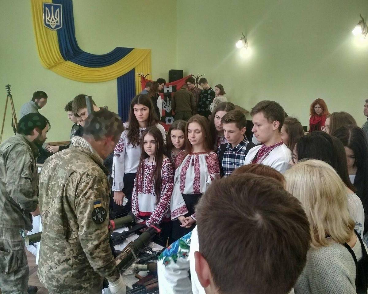 Гитлерюгенд на Украине: националисты УНСО учат школьников «резать русню»
