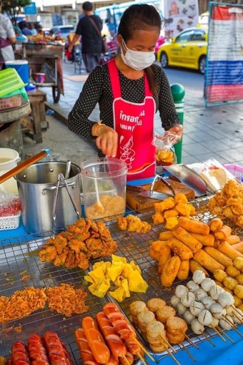 Тайский стритфуд - дешёвая еда, которую продают на ночных рынках, в палатках и макашницах, магазинах на колёсах (буквально на трёхколёсном байке). 02