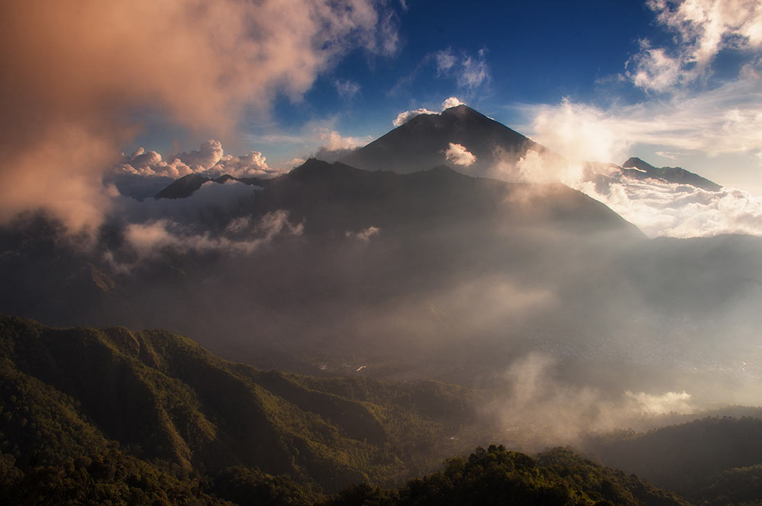 Вулкан Ринджани: одно из самых красивых мест Индонезии Ринджани, которые, также, священной, который, Вулкан, вулкан, озера, озеру, вулканом, острова, балийцев, время, находится, привлекает, которая, озеро, пекелан, называемой, церемонии
