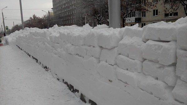 Уборка снега — национальная забава в России зима, зима в России, прикол, россия, снег, уборка снега, холод