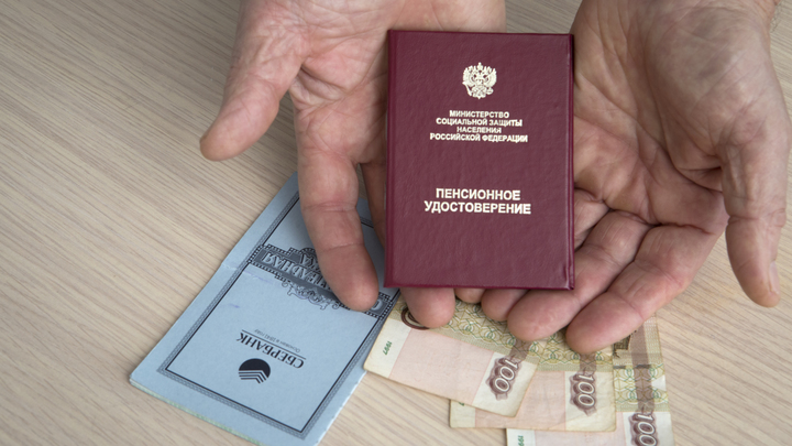 "Советский стаж" и 15 тысяч каждому: Пенсионеров очаровали "живыми деньгами"