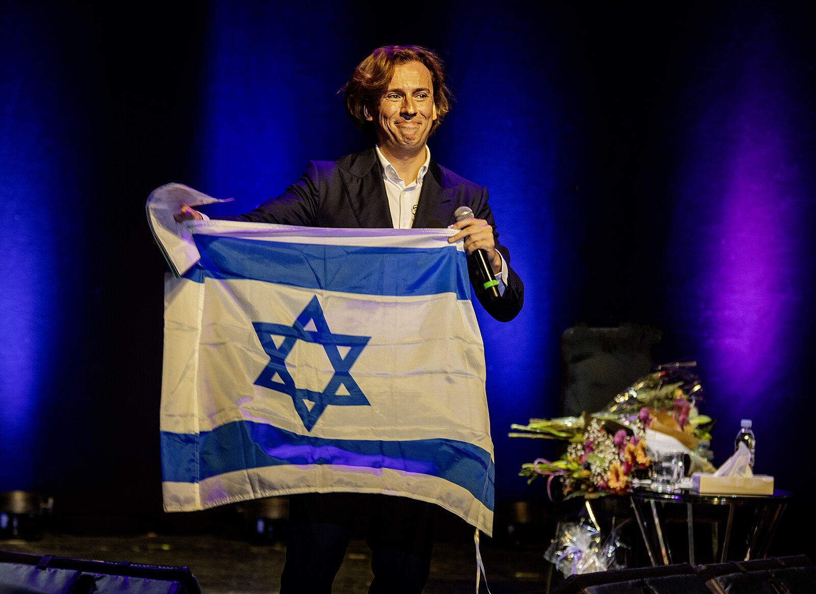 Как прилетел? Ты же здесь живёшь! Израильтяне назвали "срамным поведением" приезд Галкина, чтобы дать концерты - похожая новость на Toplenta