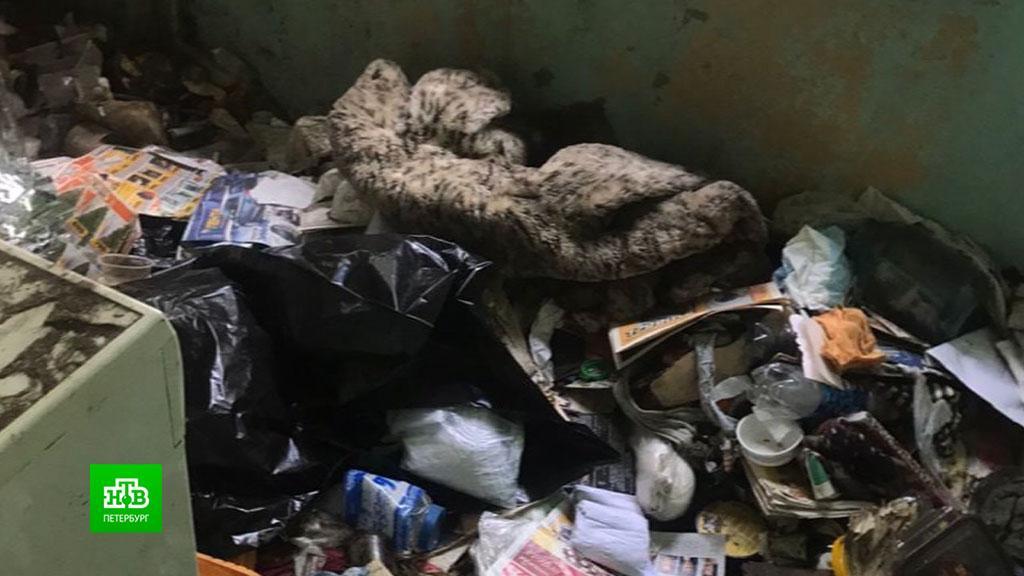 Несчастный случай санкт петербург. Гора мусора в квартире. Квартира мусорка. В Питере в квартире с мусором.