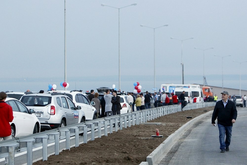 Последние новости на крымском мосту сегодняшний. Открытие Крымского моста для автомобилей. Открытие автомобильного движения по Крымскому мосту. Рекорд скорости Крымский мост. День открытия Крымского моста.