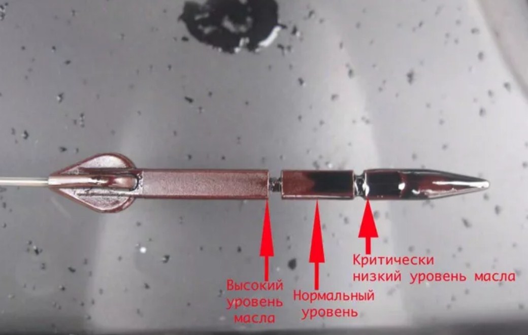 Норма масла в двигателе на щупе. Уровень масла на щупе БМВ е39. Отметки на щупе БМВ е39. Норма масла в двигателе на щупе JCB 260. Какой уровень на щупе масла БМВ е46.