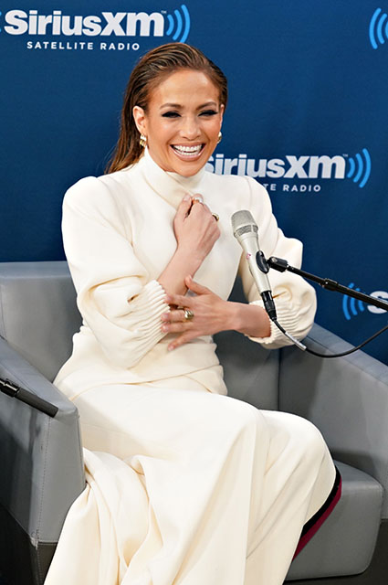 Пышное розовое платье и еще четыре образа: Дженнифер Лопес продолжает модные эксперименты Пышное розовое платье и еще четыре образа: Дженнифер Лопес продолжает модные эксперименты звездный стиль