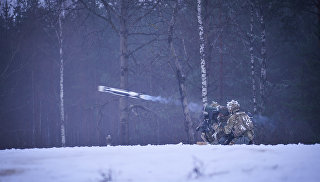 Американские военные производят выстрел из противотанкового ракетного комплекса (ПТРК) Javelin