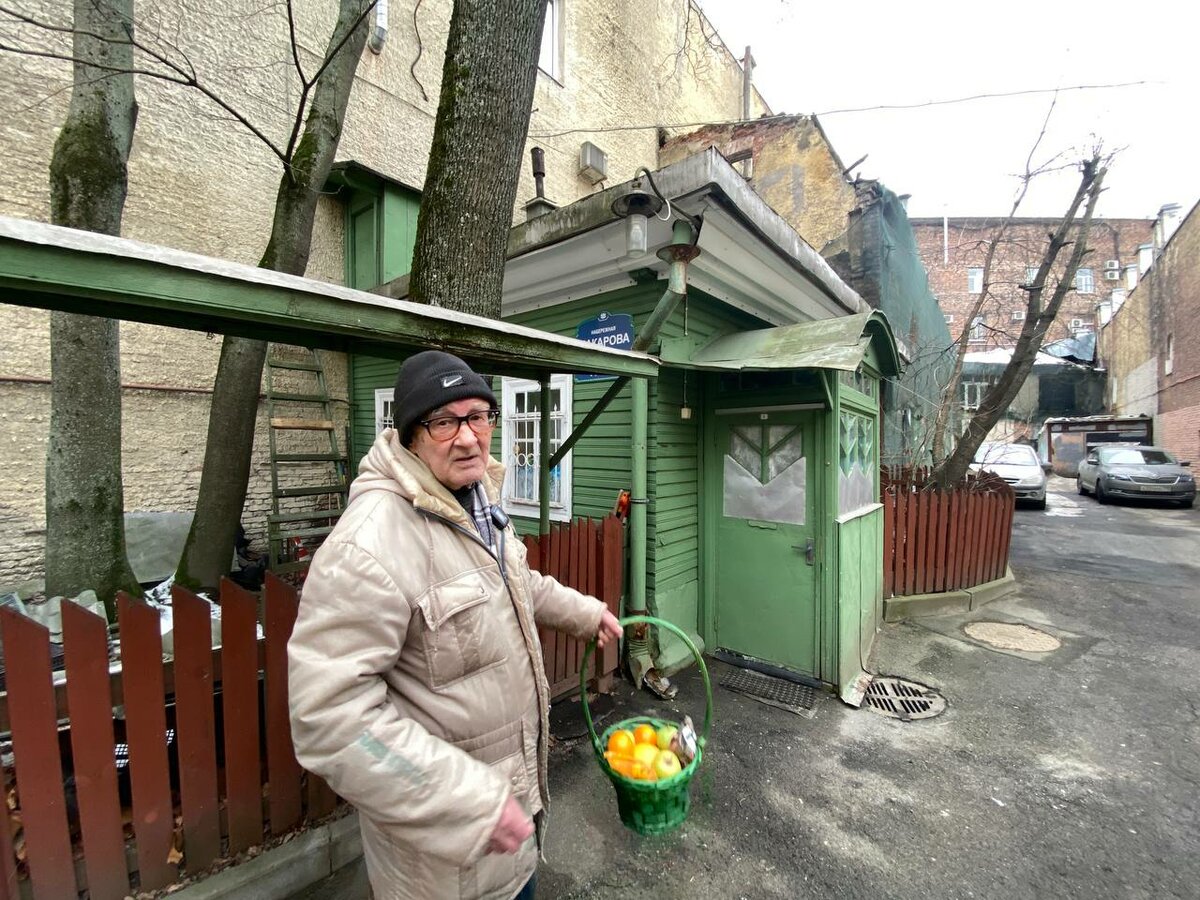 Единственный деревянный дом на Васильевском острове. Кто живет в избушке в центре Петербурга?