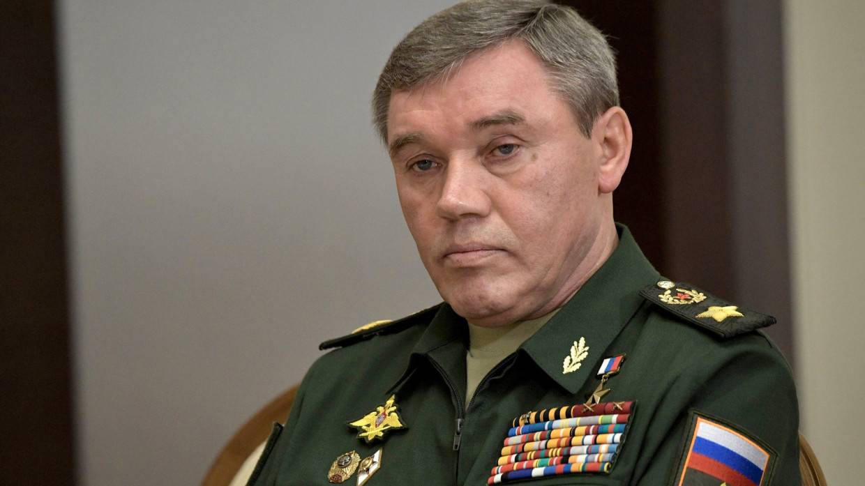 Глава Генштаба ВС РФ Герасимов вручил боевое знамя 32-му пункту управления связью Глава Генштаба ВС РФ Герасимов вручил боевое знамя 32-му пункту управления связью Армия