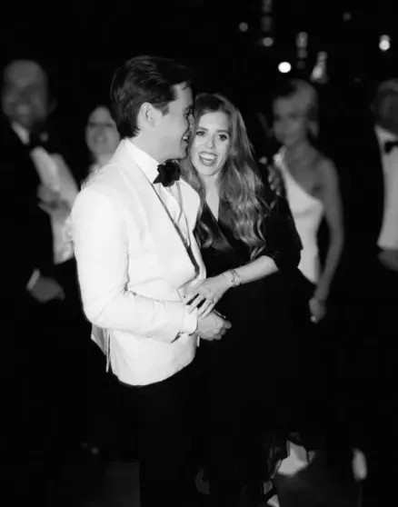 Спасает бизнес, а не семью: инсайдер назвал причину охлаждения в браке принцессы Беатрис и Эдоардо Мапелли-Моцци Беатрис, Эдоардо, МапеллиМоцци, Эндрю, сейчас, принца, предпринимателя, после, Хуанг, семьи, принцессой, свадьбы, потому, скандала, положением, королевская, семья, далеко, служебным, только