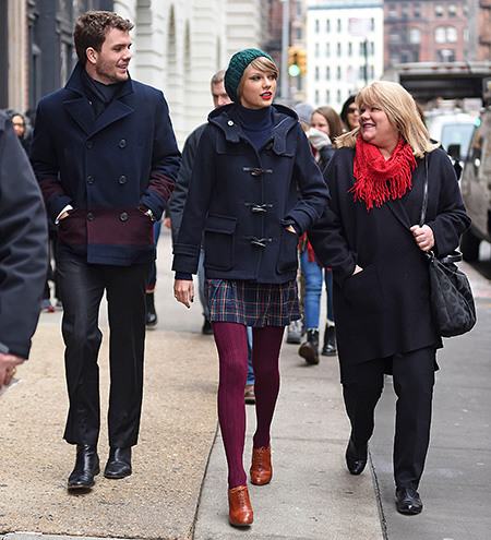 Тейлор Свифт с братом Остином и мамой Андреа в Нью-Йорке, декабрь 2014 года