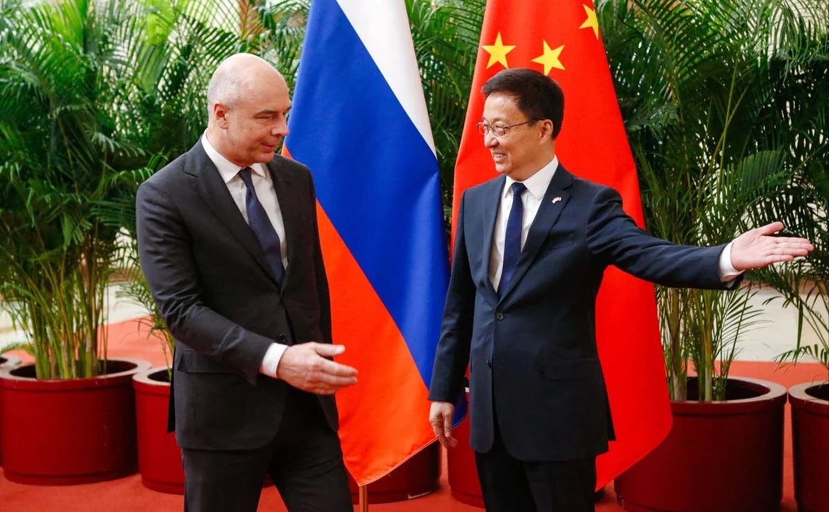 В последнее время всё чаще звучат вопросы о том, почему Китай не разрешает России брать кредиты в юанях в рамках их "безграничного" партнерства.