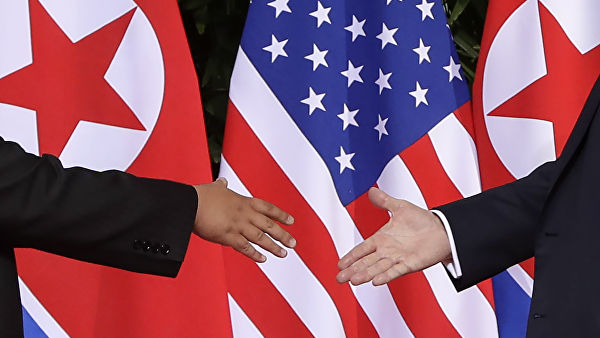 Лидеры США и Северной Кореи обменялись рукопожатием на саммите в Сингапуре