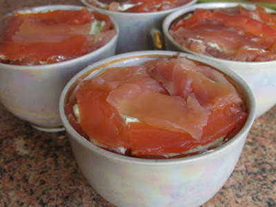 Закуска из красной рыбы с творожным сыром и авокадо Закуска из красной рыбы с творожным сыром и авокадо