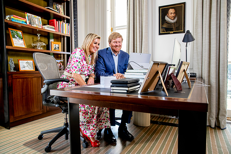 Как живут король Виллем-Александр и королева Максима: экскурсия по их дворцу Хёйс-тен-Бос Как живут король Виллем-Александр и королева Максима: экскурсия по их дворцу Хёйс-тен-Бос Монархи,Новости монархов