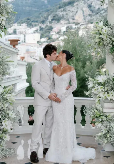 Первая красная дорожка молодожёнов: Шарль Леклер и его жена на Балу роз в Монако