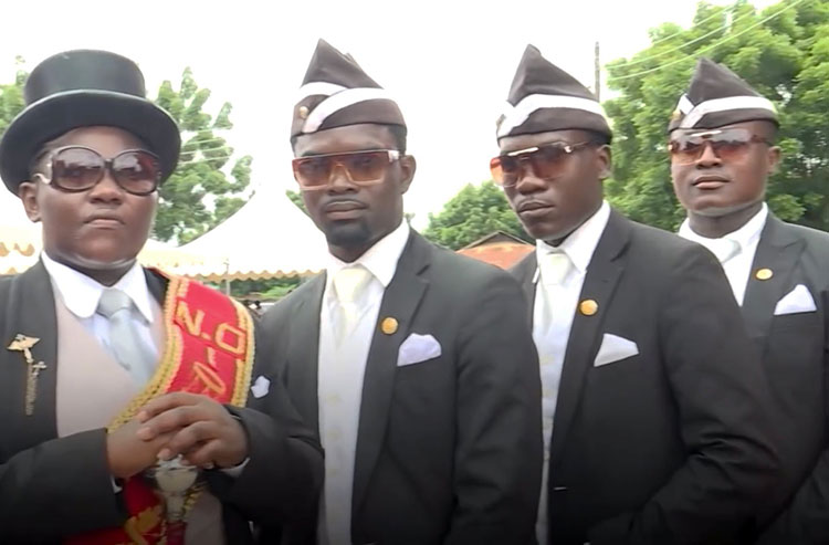 Танцующие с гробами: особенные похороны в Гане, ставшие мемом