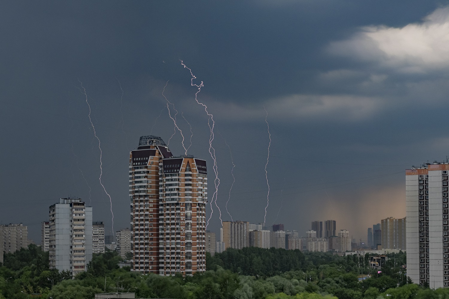 гроза в москве ночью