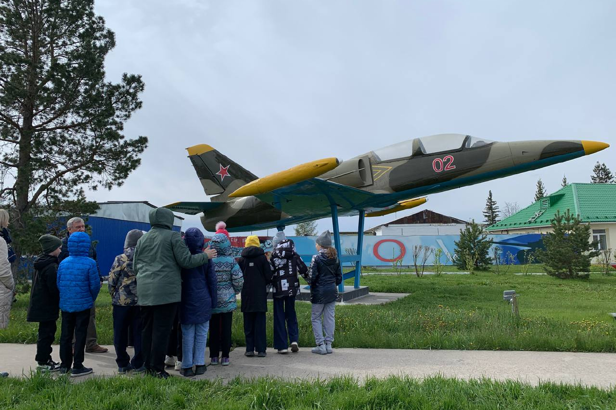 В Свердловской области военнослужащие транспортного авиационного полка провели экскурсию для школьников по территории воинской части