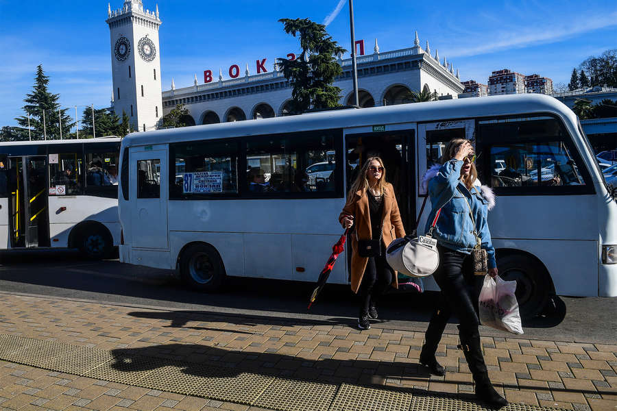 «Состояние автобусов — ужасное»: на чем сейчас возят туристов на юг России