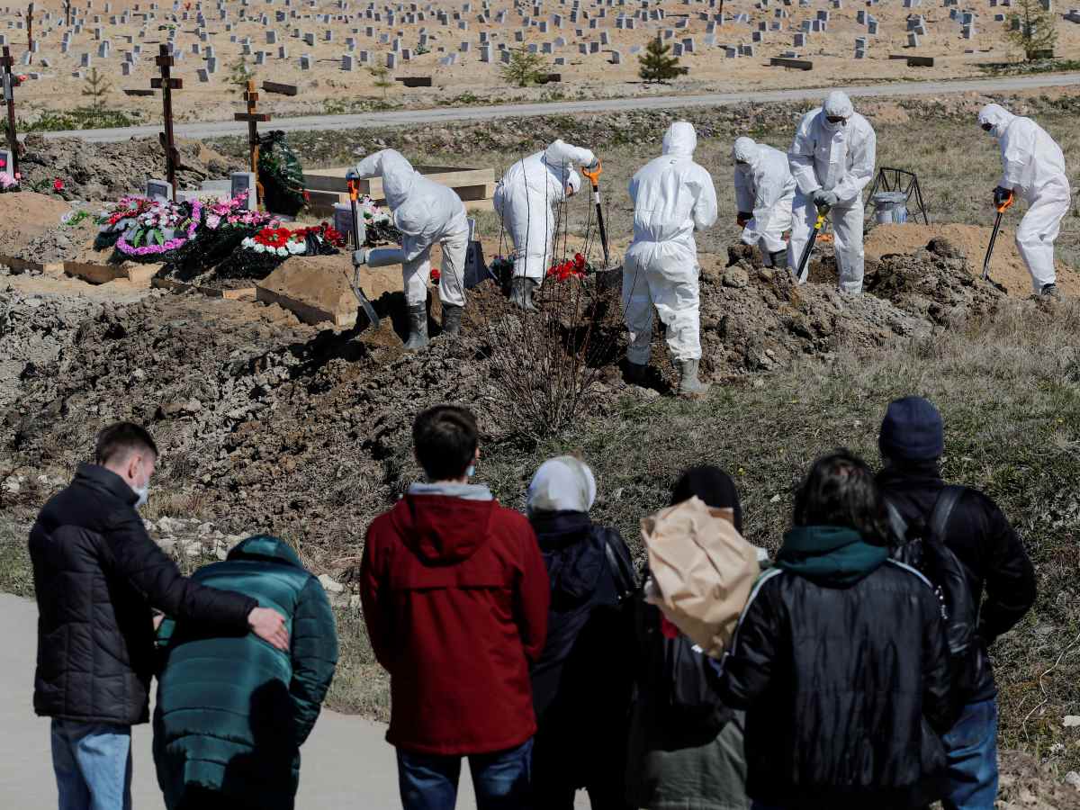 Фото с похорон умершего от коронавируса россиянина шокировали народ