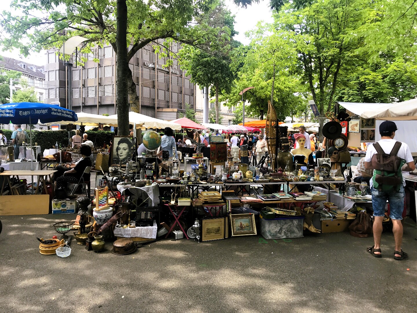 Берклиплац в Цюрихе - рынок со старыми вещами