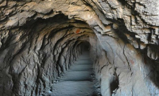 Мужчина 38 лет каждый день спускался под землю. Когда люди пришли посмотреть, нашли тоннель 2 км длиной золото,исследователи,клад,Пространство,пустыня,сокровища,тоннель,черные копатели
