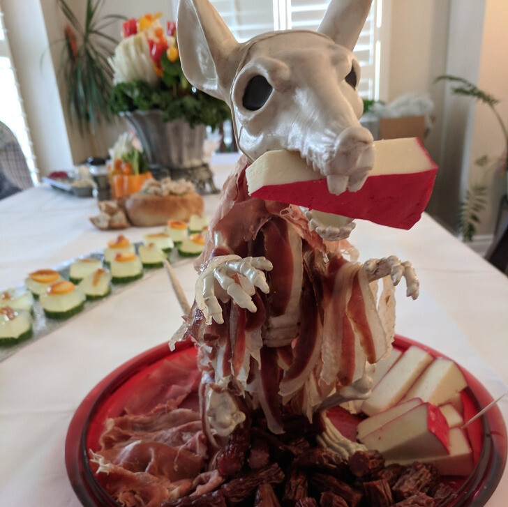 Крыса с сыром, Барби в мясе и суп в унитазе: фото шокирующих подач блюд в ресторане еда,необычное,подача блюд,путешествия