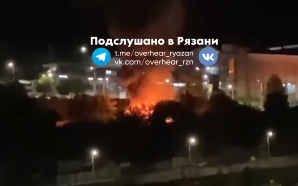 Сильный пожар случился возле ТЦ «Барс на Московском» в Рязани