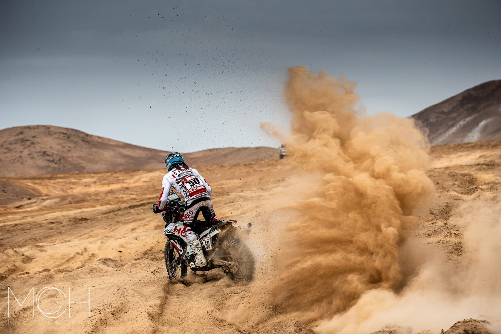 Fatal error dakar desert rally. Ралли Дакар пустыня. Гонка в пустыне. Гонка в пустыне Дакар. Путник в пустыне.