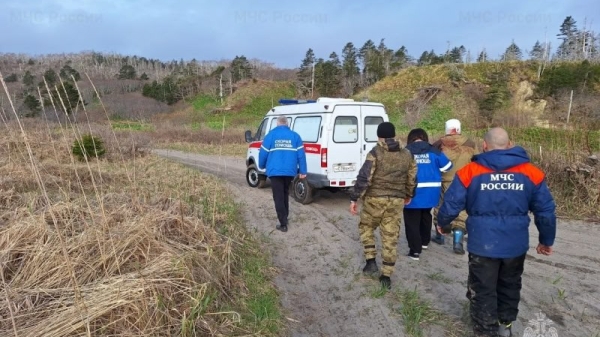 На Сахалине сотрудники МЧС спасли мужчину, разбившего голову о камни