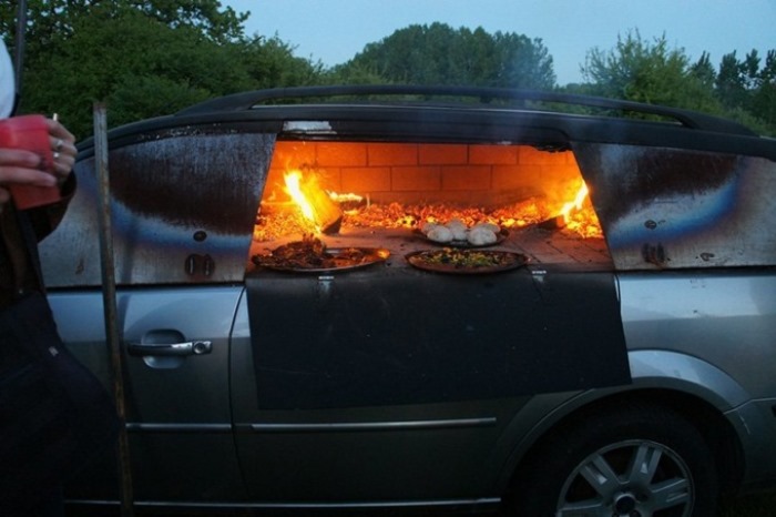 Француз превратил автомобиль в печь для приготовления пиццы