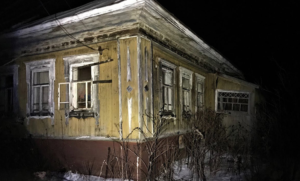 Деревня в тайге стояла пустой 70 лет: охотники шли мимо, когда в одном из заброшенных домов загорелся свет