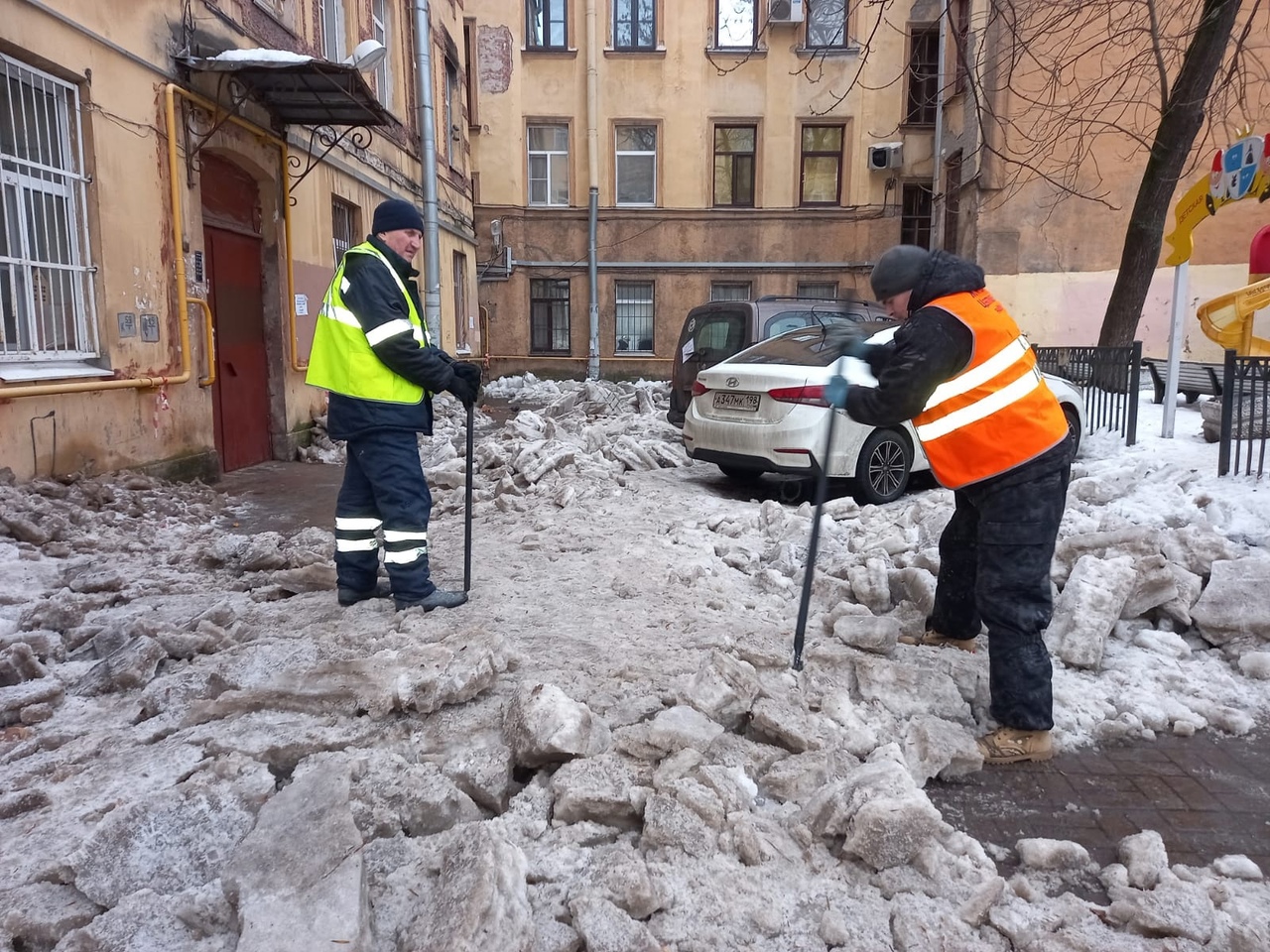 Плохой снег. Уборка снега. Уборка снега во дворах. Тает снег. Питер зимой дороги.