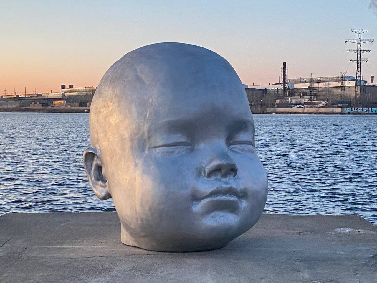 статуя младенца