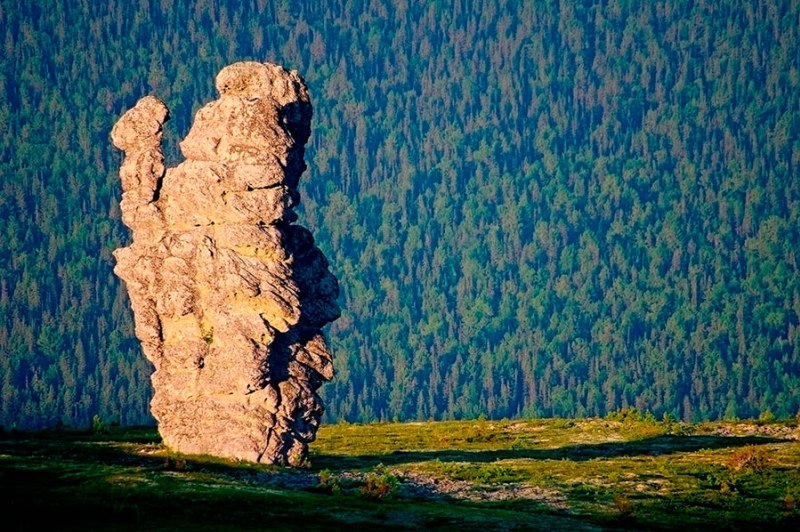 Столбы выветривания на плато Маньпупунер летом. Фото