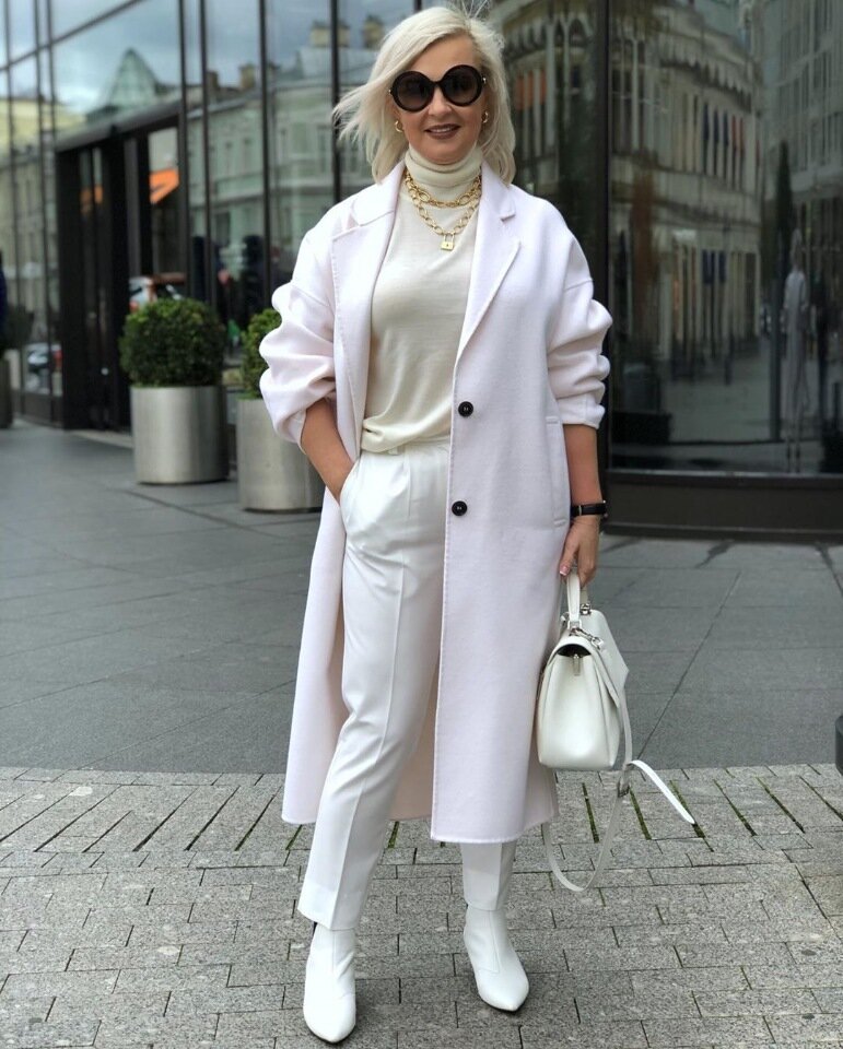 Блондинка в белом пальто